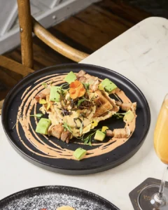 Waffle de Pan de Yuca y Huevo Poché