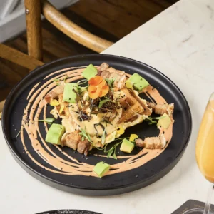 Waffle de Pan de Yuca y Huevo Poché